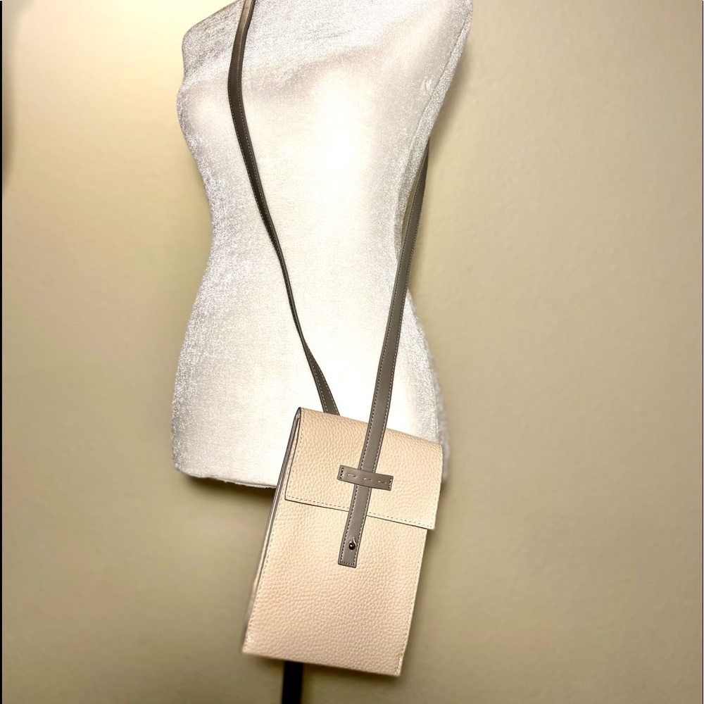 MARY KAY Beige Crossbody Slender Purse
Muted Beige